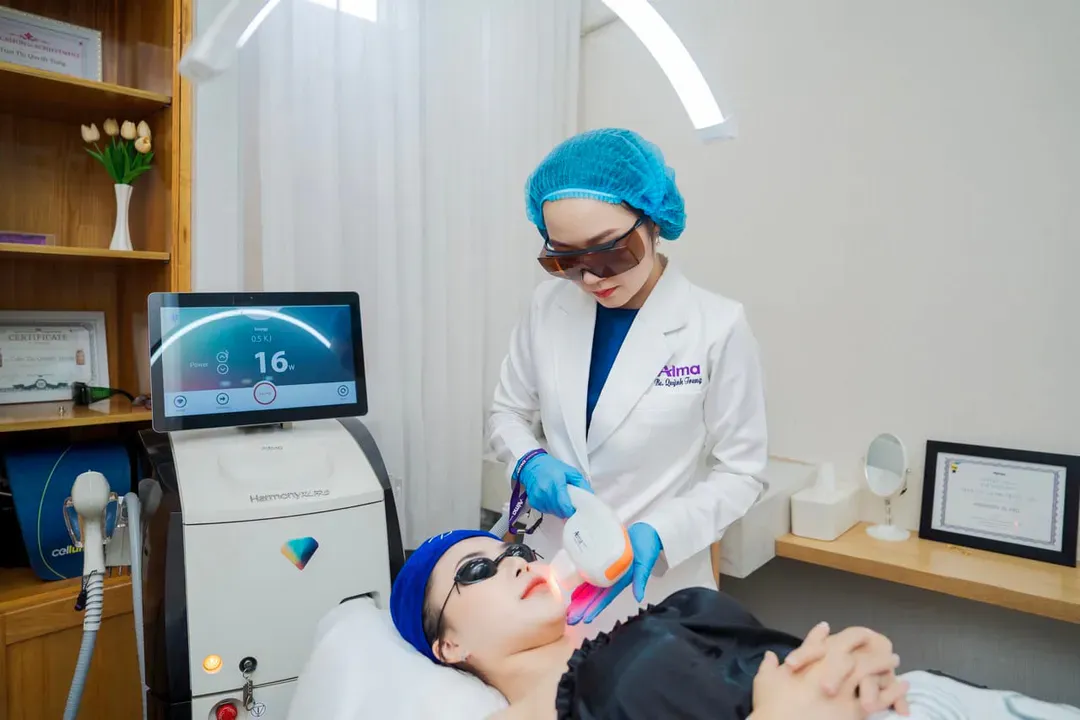 Dye VL - ánh sáng chọn lọc giảm thâm, phục hồi da sau mụn