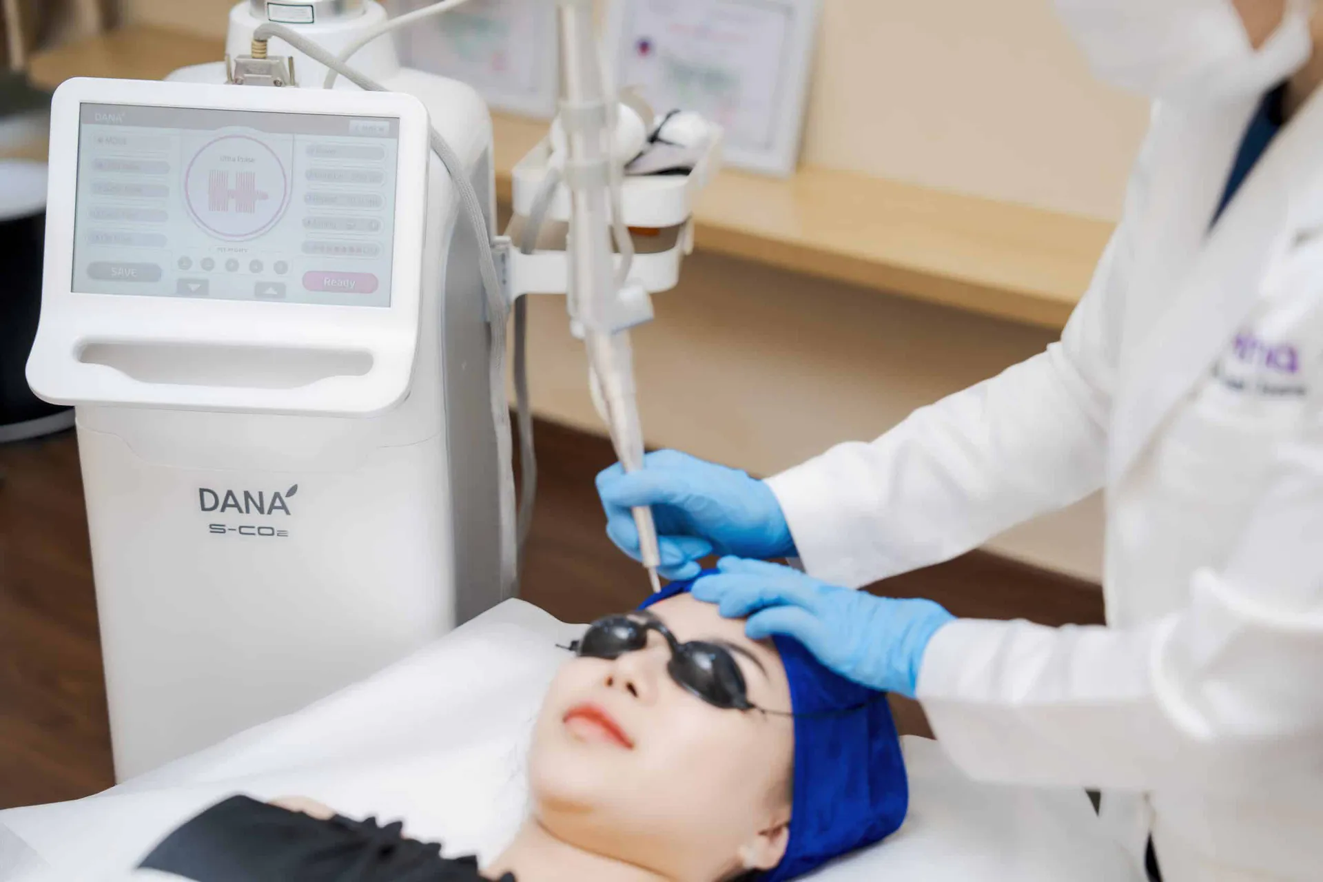 Laser tái tạo: Fractional CO2 và Erbium