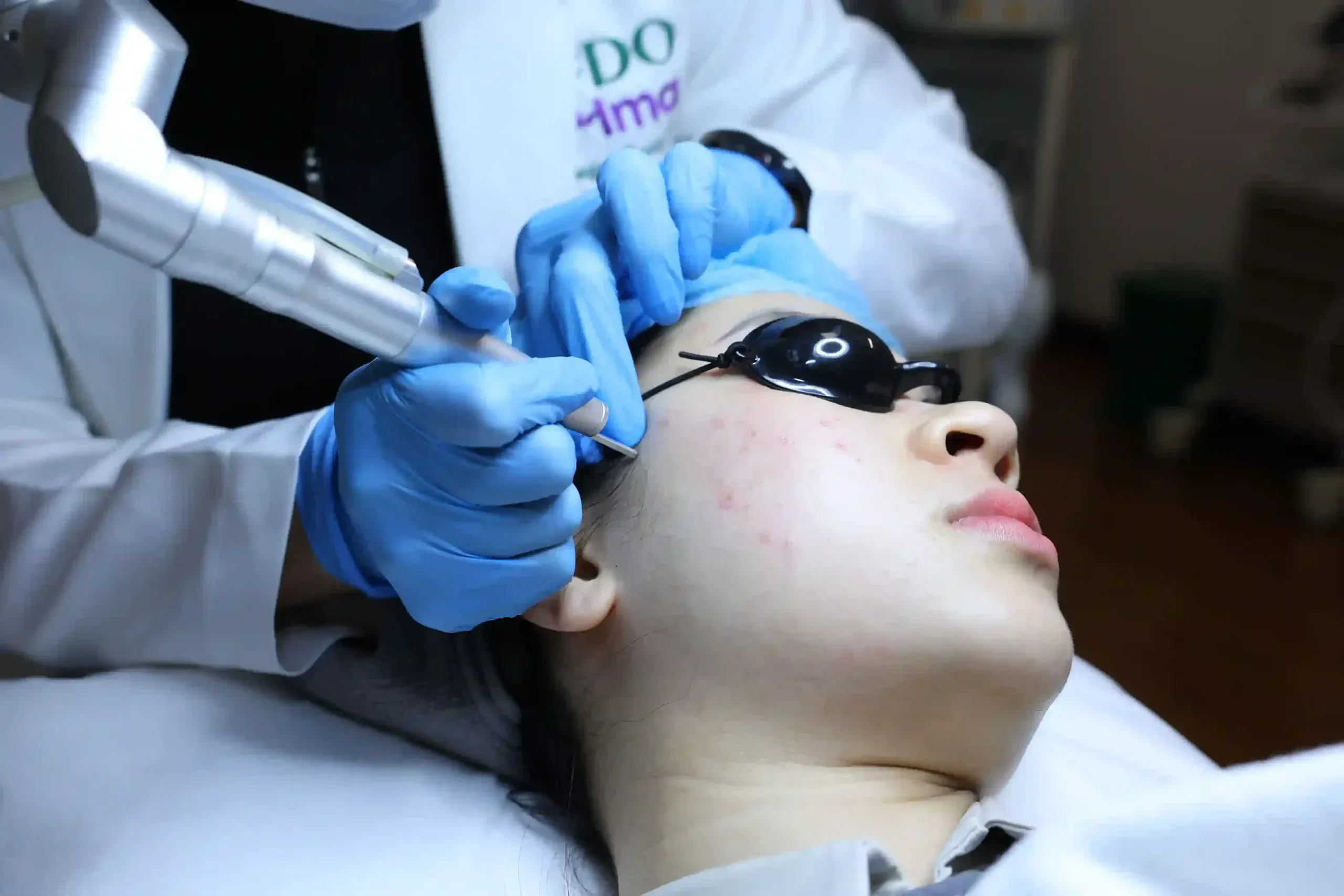 Laser và ánh sáng hỗ trợ sau khi sẹo đã xẹp