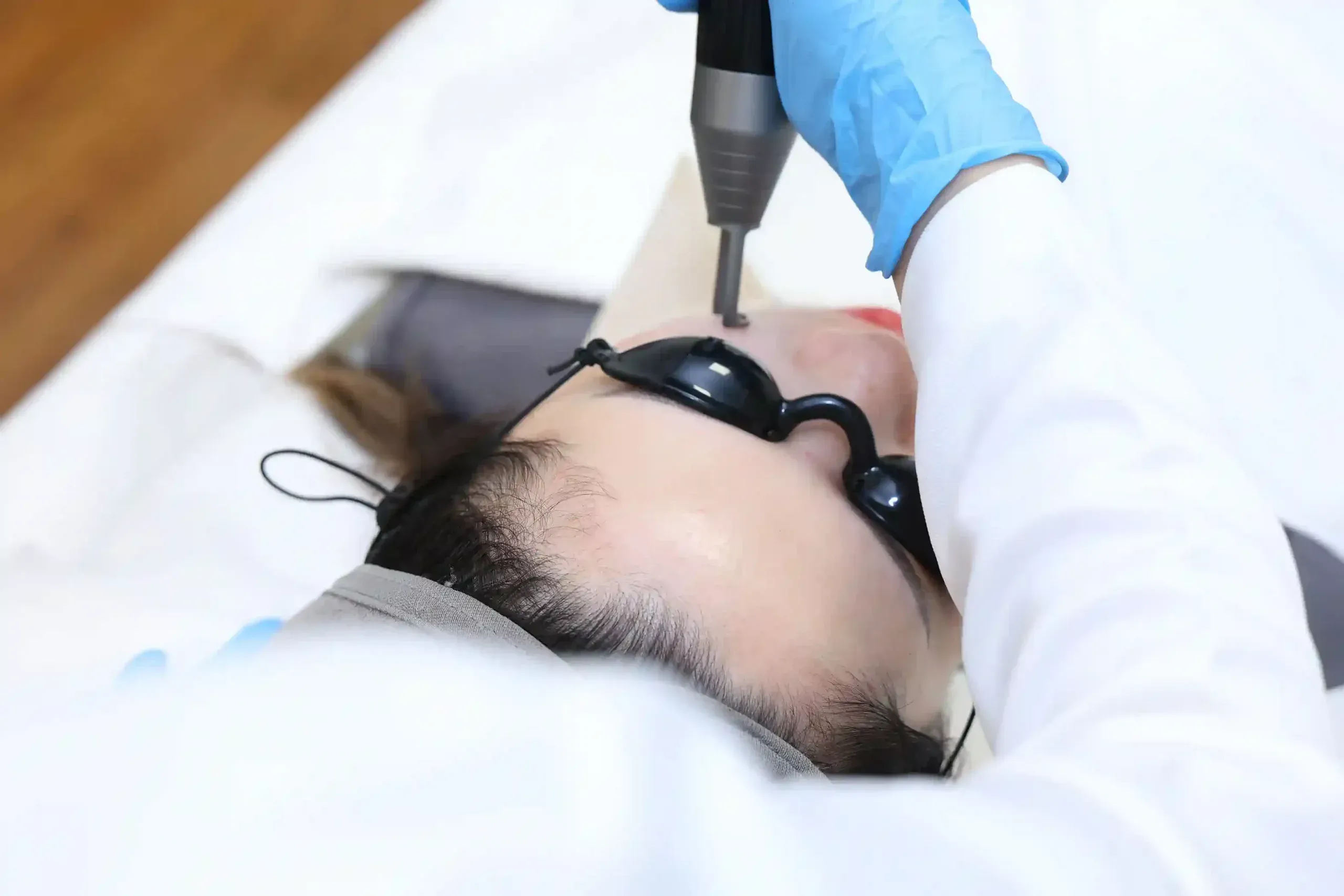 Mực đỏ, hồng, cam và nền oxide: vì sao môi khác chân mày