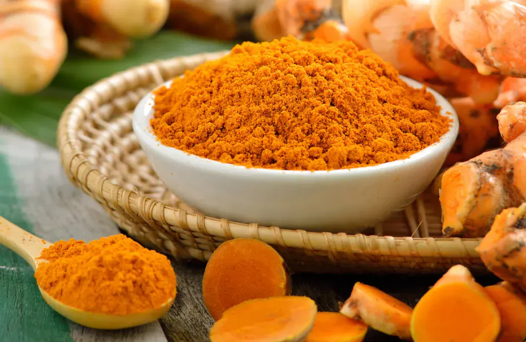 bôi nghệ tươi có hết thâm không